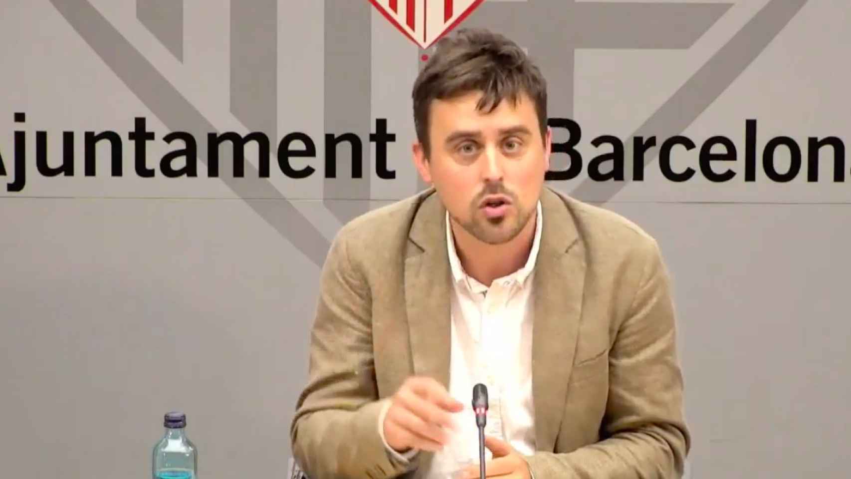 El concejal de BComú Marc Serra, en una rueda de prensa / AJ. DE BCN