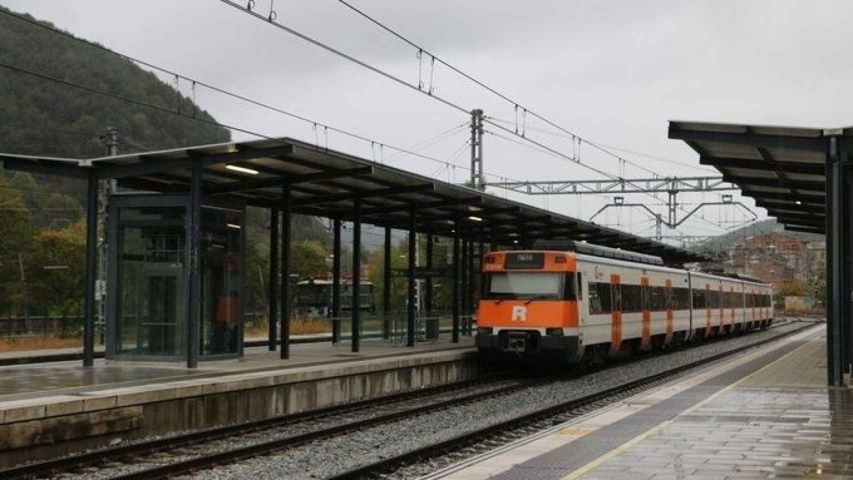 Un tren parado en una estación de Rodalies