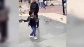 Captura de pantalla del vídeo del niño arrojando de forma violenta palomas / TWITTER