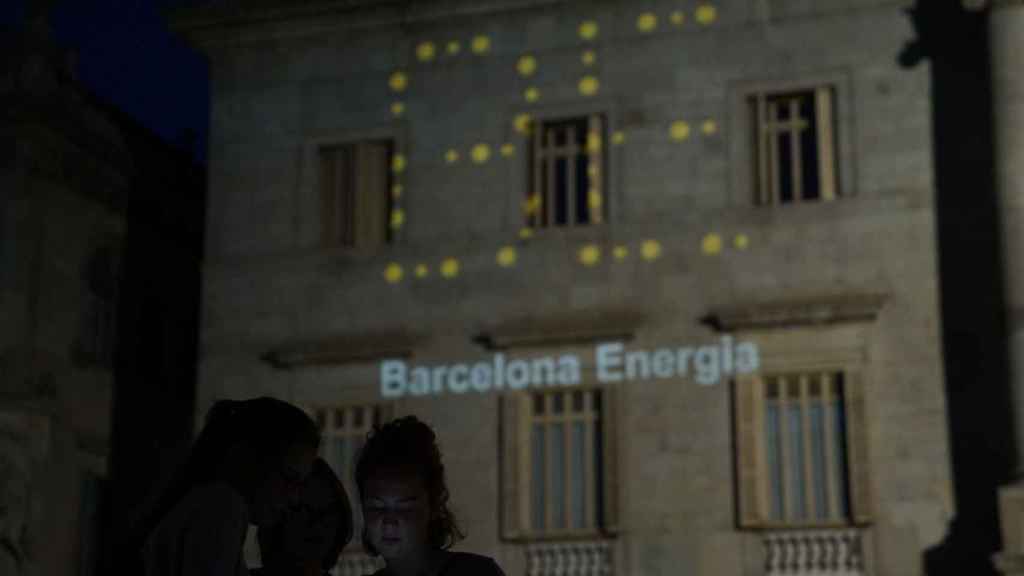 Publicidad de la eléctrica de Colau en la fachada del Ayuntamiento / AYUNTAMIENTO DE BARCELONA