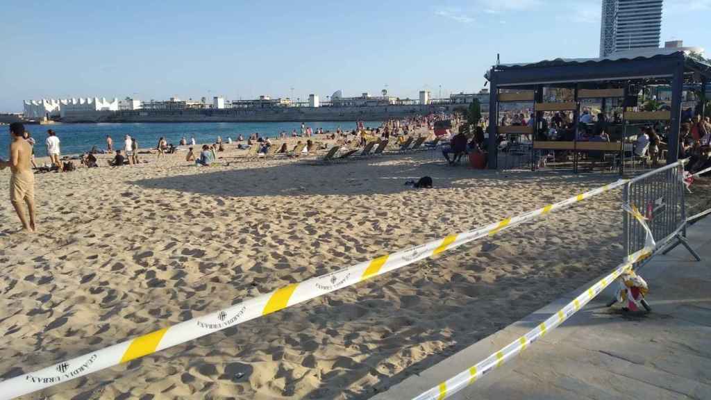 Cintas de la Guardia Urbana para cerrar una playa de Barcelona / JORDI SUBIRANA