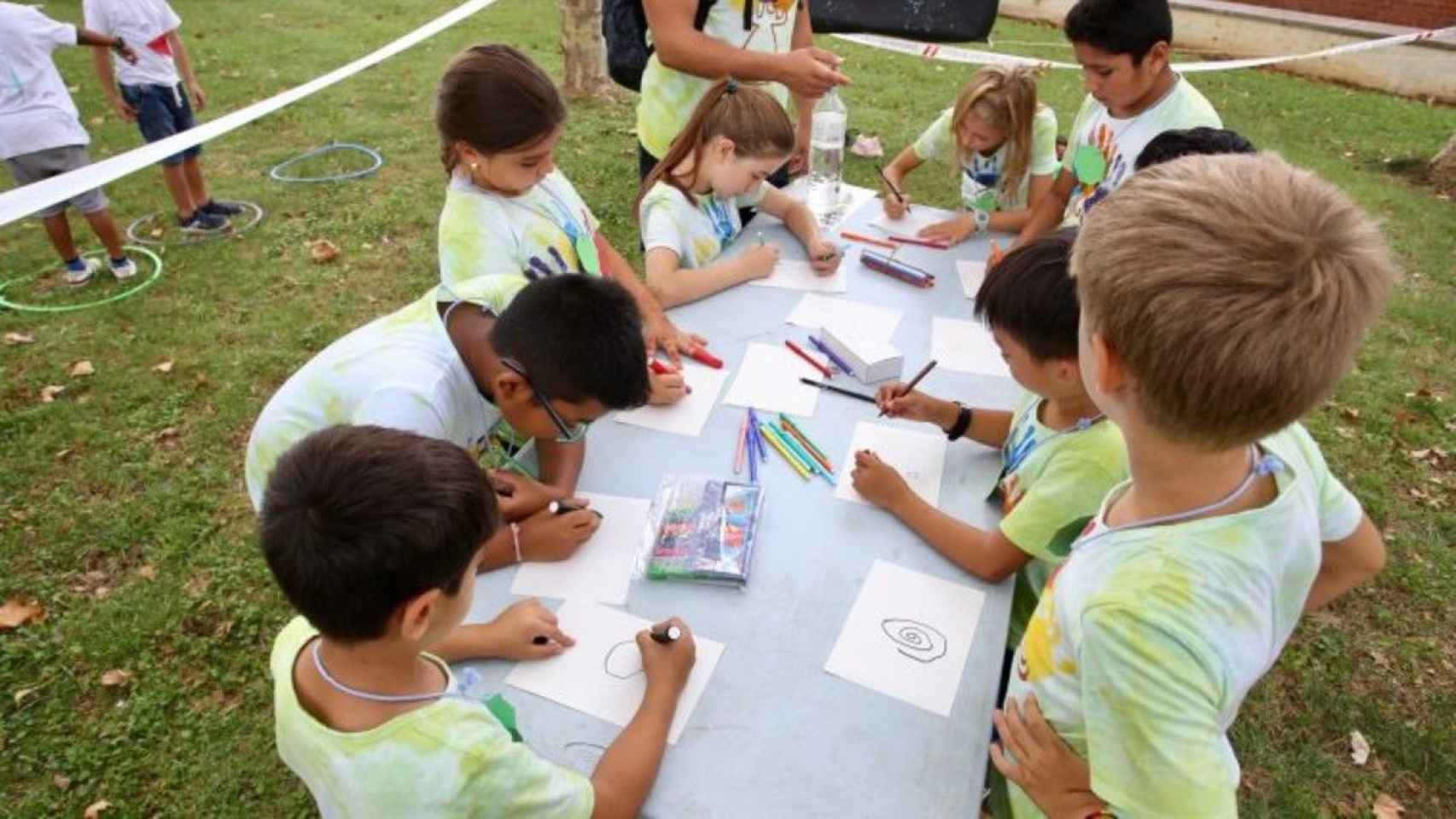 Una decena de niños en un campamento de verano