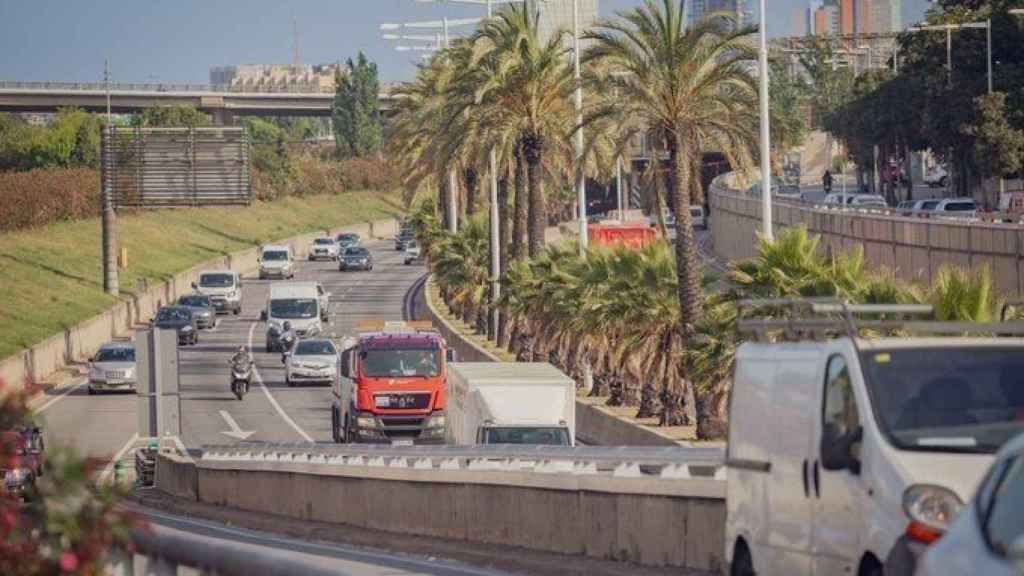 Pocos vehículos circulando en una carretera de entrada en Barcelona