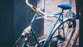 Bicicleta atada en la calle