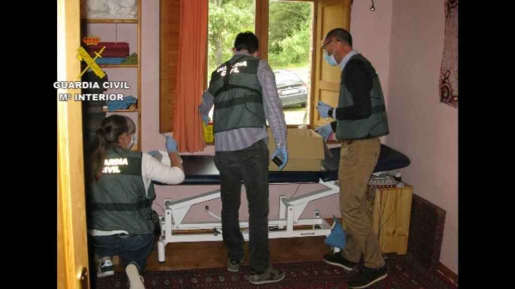 Agentes de la Guardia Civil en el consultorio del osteópata / GUARDIA CIVIL