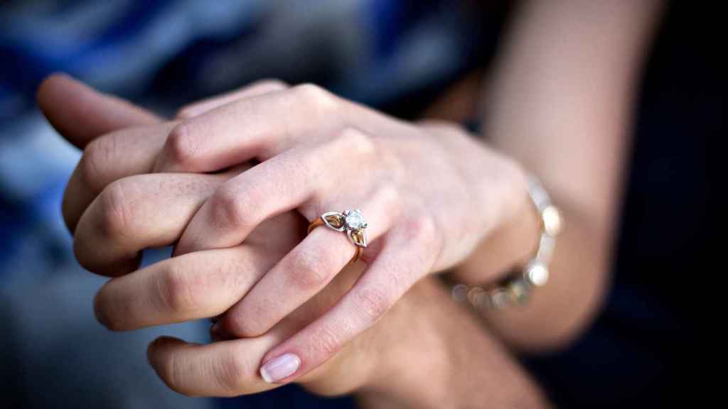 Anillo con diamantes durante una celebración