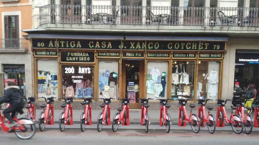 La camisería Xancó, uno de los últimos comercios emblemáticos en cerrar / JORDI SUBIRANA