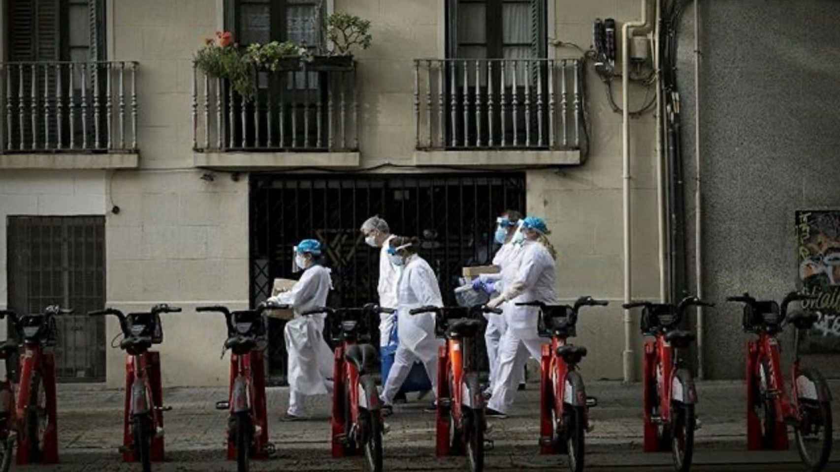 Personal sanitario, junto a una estación del Bicing, en Barcelona / AYUNTAMIENTO DE BARCELONA