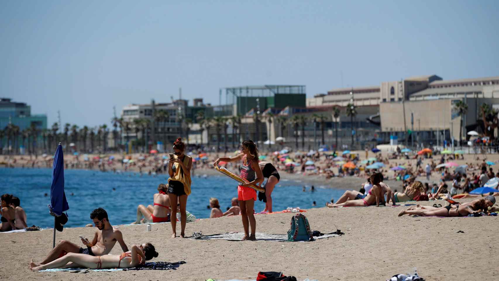 Una de las playas de Barcelona, hasta la bandera de gente en el día de Sant Joan / EFE - Toni Albir