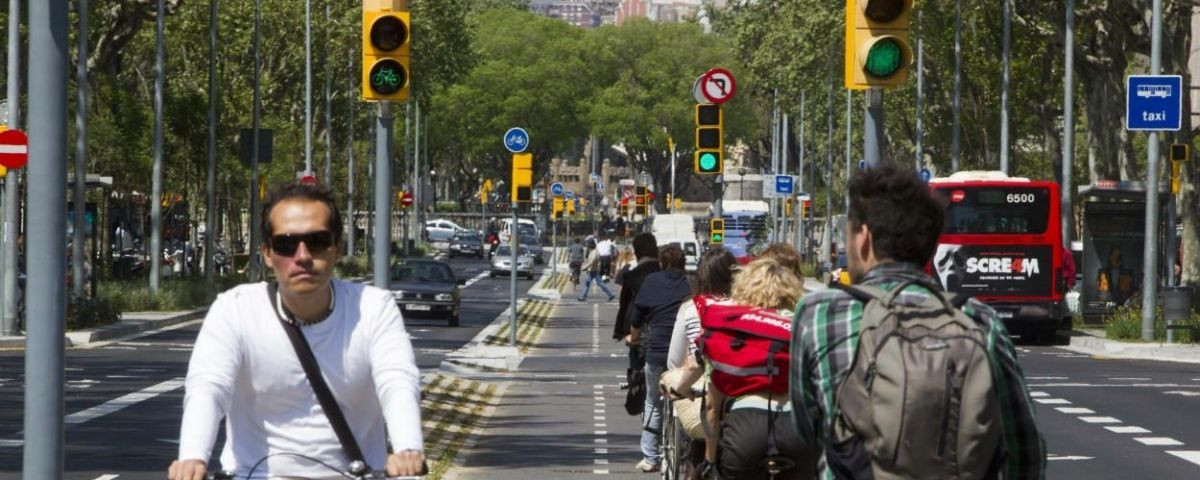 Ciclistas circulando por el paseo de Sant Joan, en Barcelona / ARCHIVO