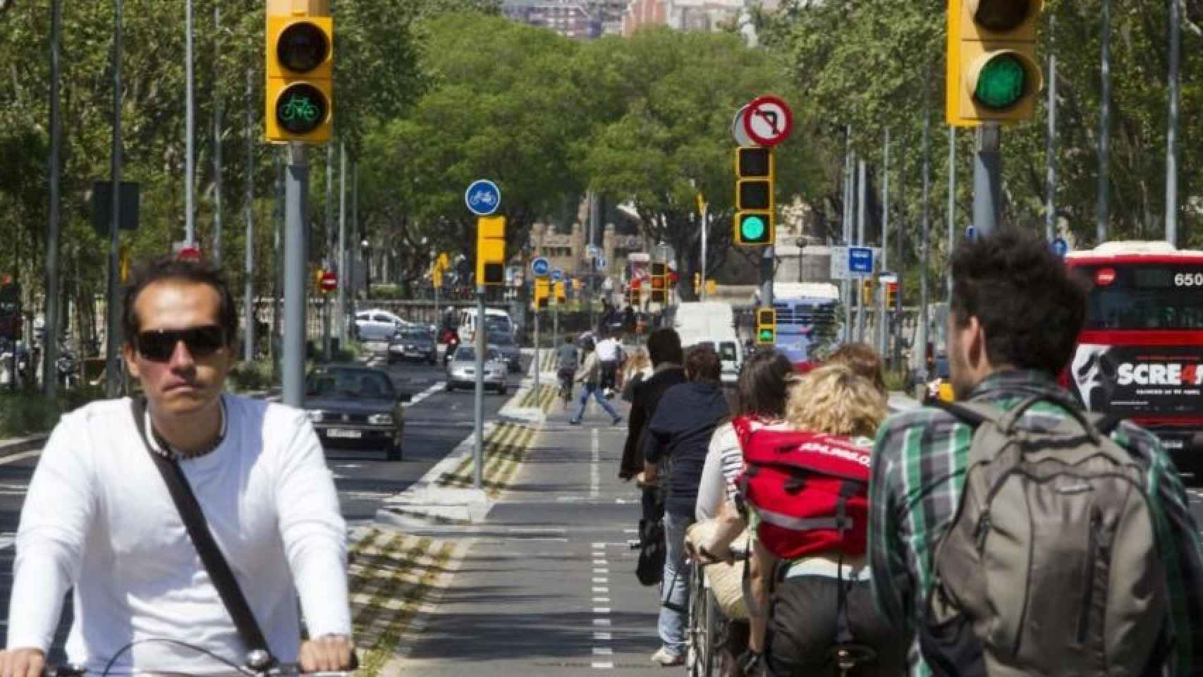 Ciclistas en bici en el paseo de Sant Joan / EFE