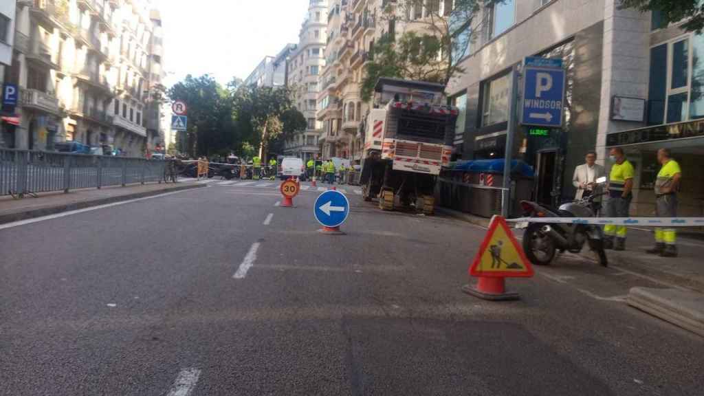 Construcción del carril bici en Via Augusta / TWITTER EN BICIXBCN