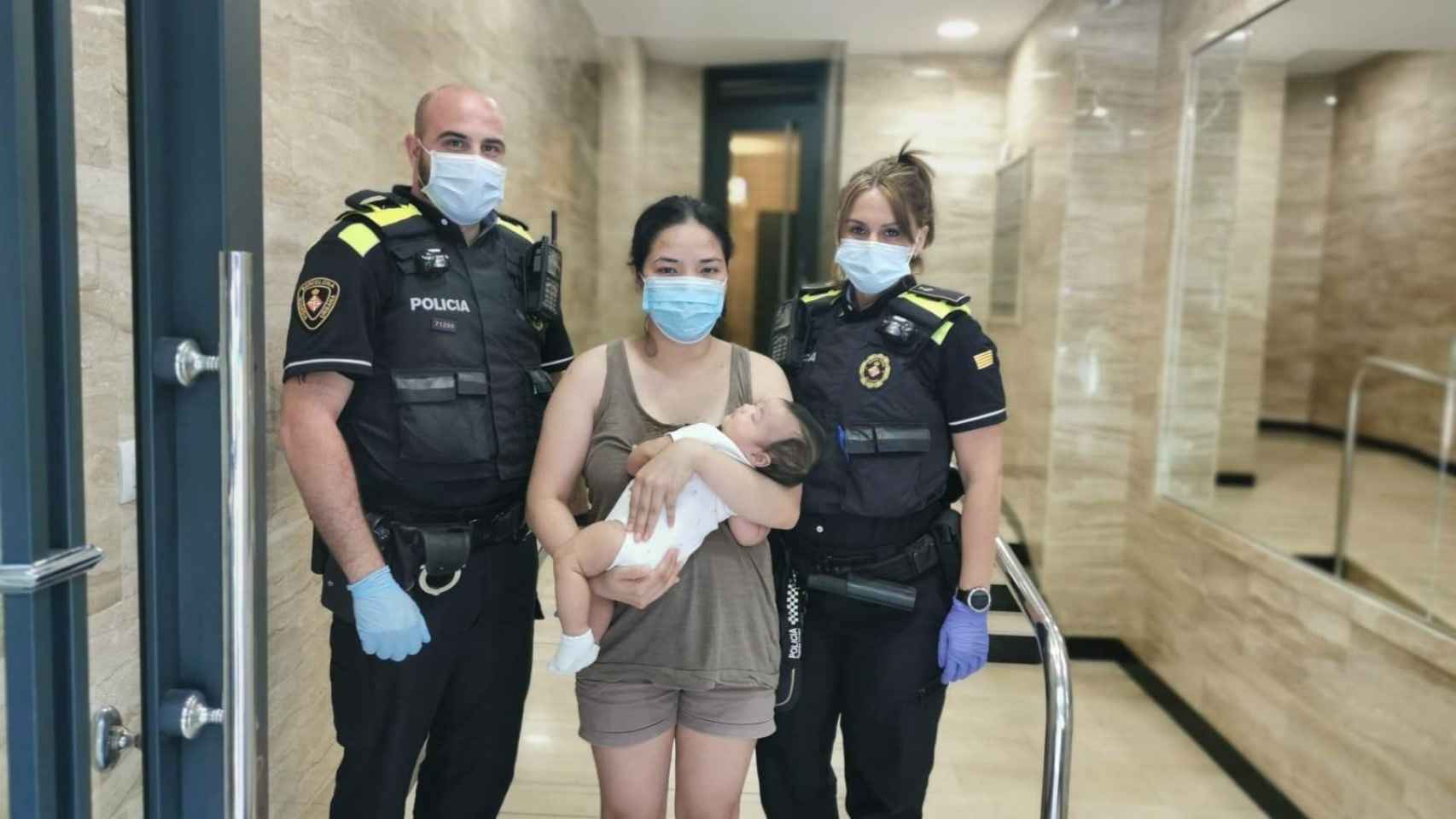 Los guardias urbanos y el bebé que han salvado, junto a la madre de este / AJUNTAMENT DE BARCELONA