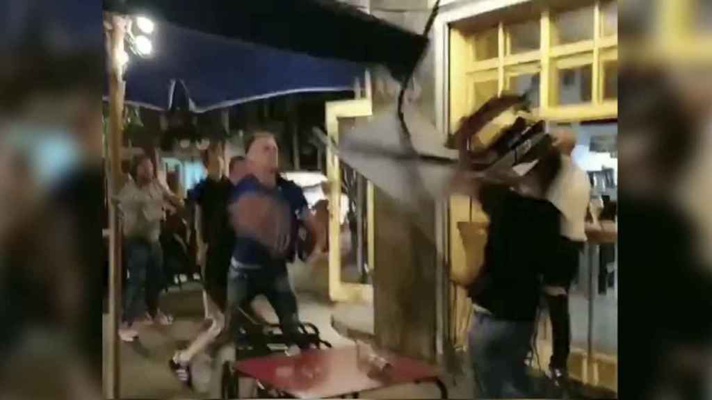 Captura de pantalla de la batalla campal en un bar del Raval / ENDAVANT CIUTAT VELLA