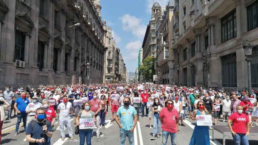 Manifestantes en la via Laietana, convocados por los sindicatos, para protestar por un nuevo modelo socioeconómico / EUROPA PRESS