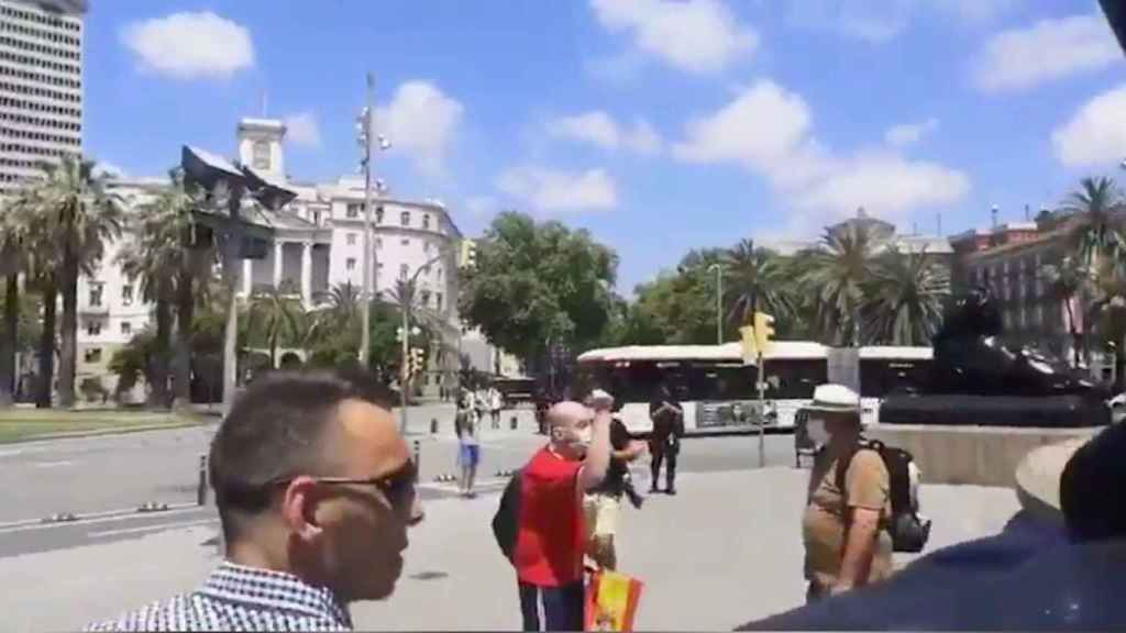 Captura de pantalla del ataque homófobo por parte de un ultra en la estatua de Colón / BCN HELPERS vía TWITTER