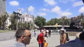 Captura de pantalla del ataque homófobo por parte de un ultra en la estatua de Colón / BCN HELPERS vía TWITTER