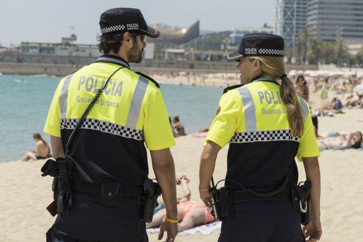 Un binomio de la Urbana en una playa de Barcelona 