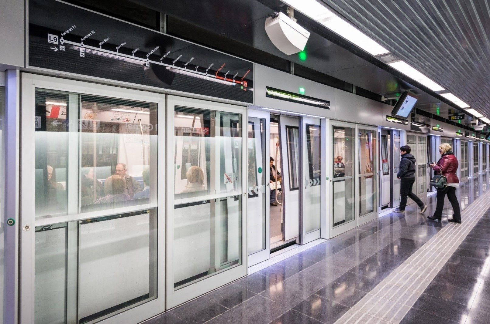 Un convoy de metro de TMB parado en una estación