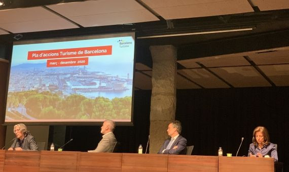 Xavier Marcé, Jaume Collboni, Eduard Torres y Marián Muro en la presentación del plan de rescate del turismo de Barcelona / METRÓPOLI ABIERTA