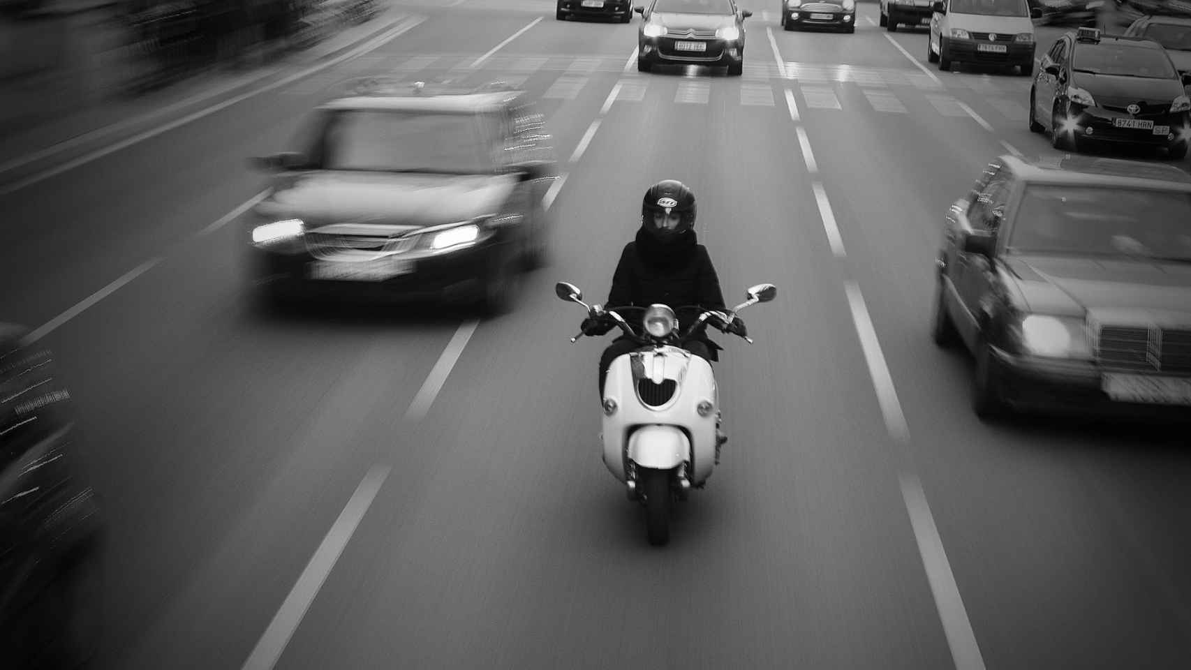 Motos y coches circulando por la ciudad / PEXELS