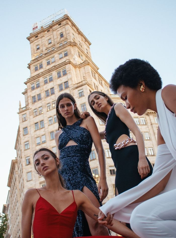 Las musas de Ze García en el paseo de Gràcia durante la editorial / TAMARA RUIBAL