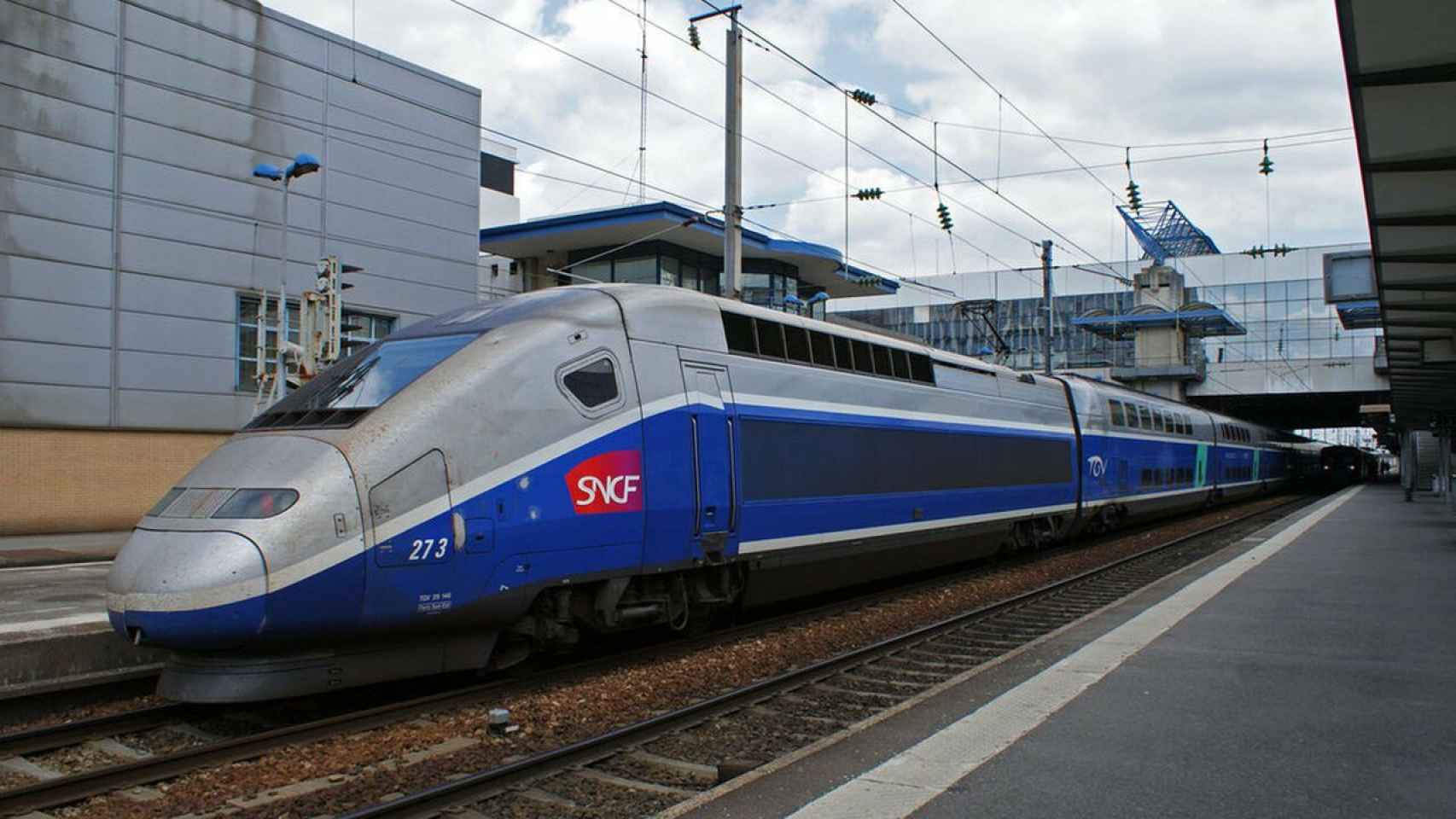 Tren de Alta Velocidad (AVE) parado en una estación