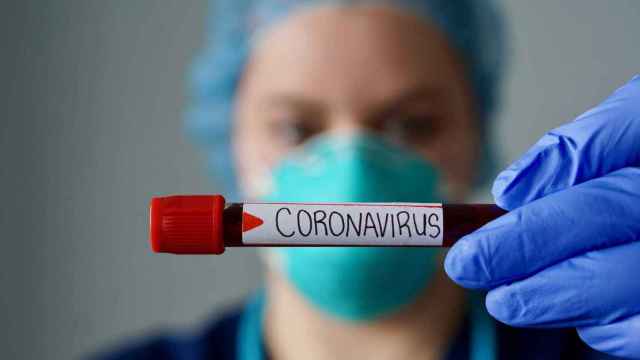Una enfermera con un bote de Remdesivir, el medicamento que cura el coronavirus / RTVE