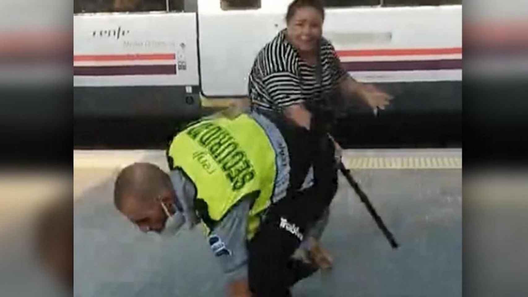 Una mujer aporreando a un vigilante de seguridad en una estación de trenes / MA