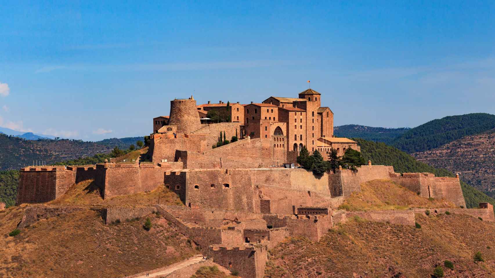 El castillo de Cardona en un día soleado