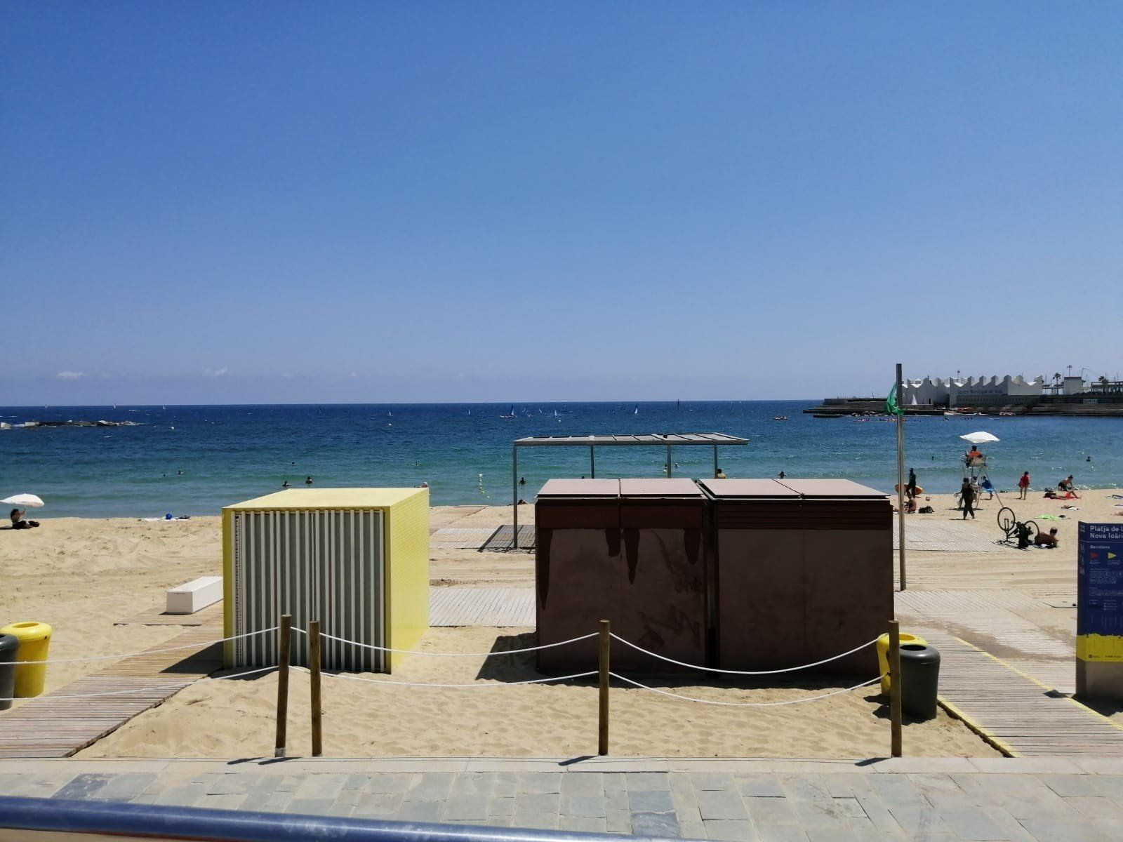 Servicio de baño asistido de la playa de la Nova Icària / EUROPA PRESS