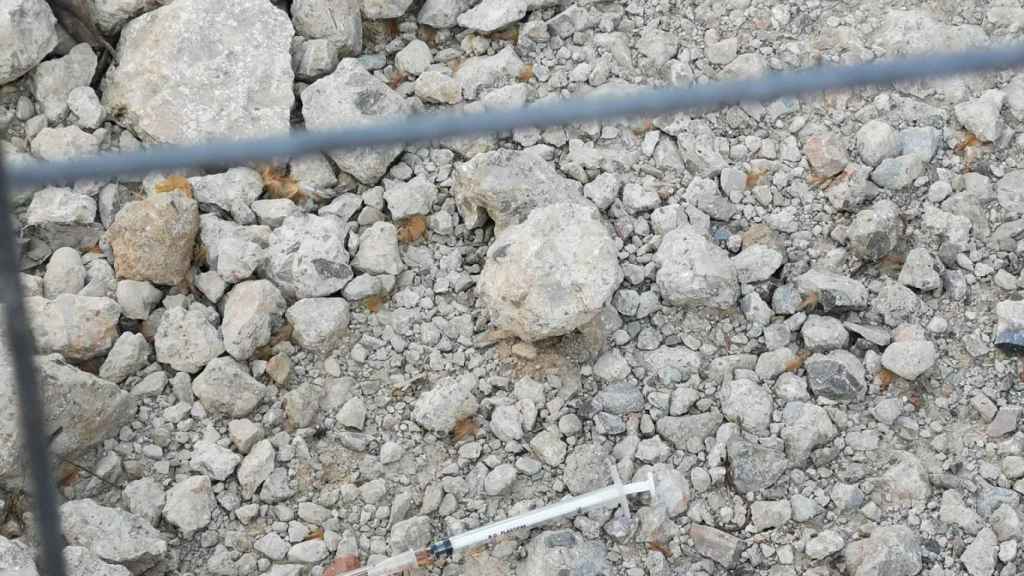 Una jeringuilla usada en una zona infantil del barrio de Poble-sec de Barcelona / @dvseijas vía TWITTER