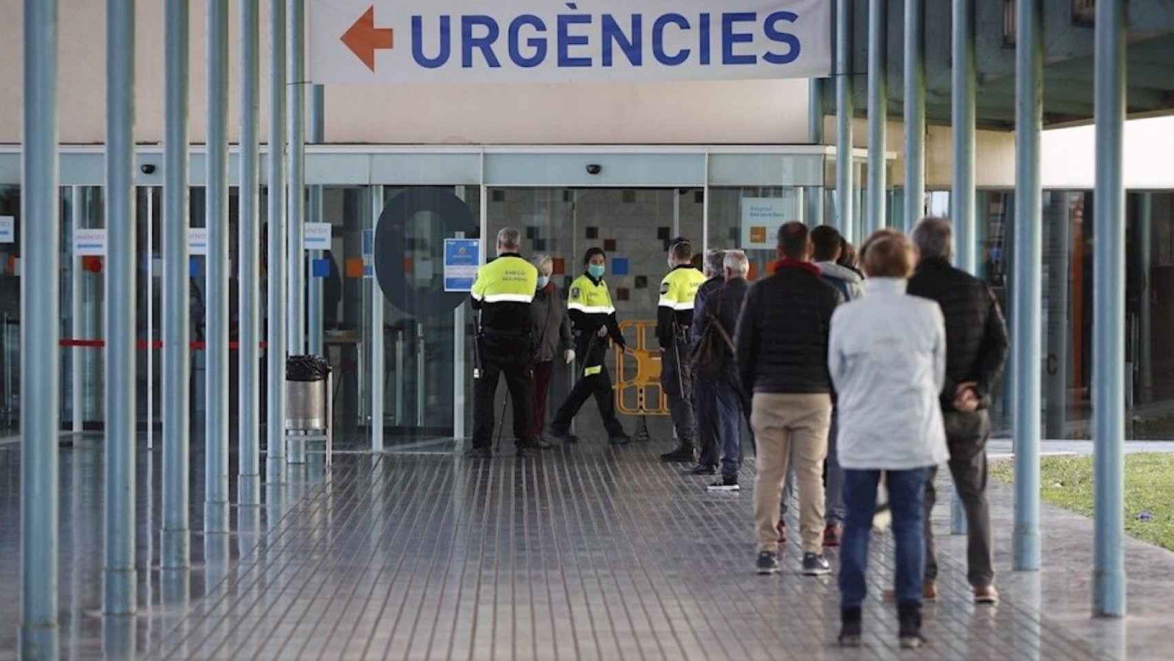 Agentes de seguridad controlan el acceso de urgencias en el Hospital del Mar de Barcelona / EFE
