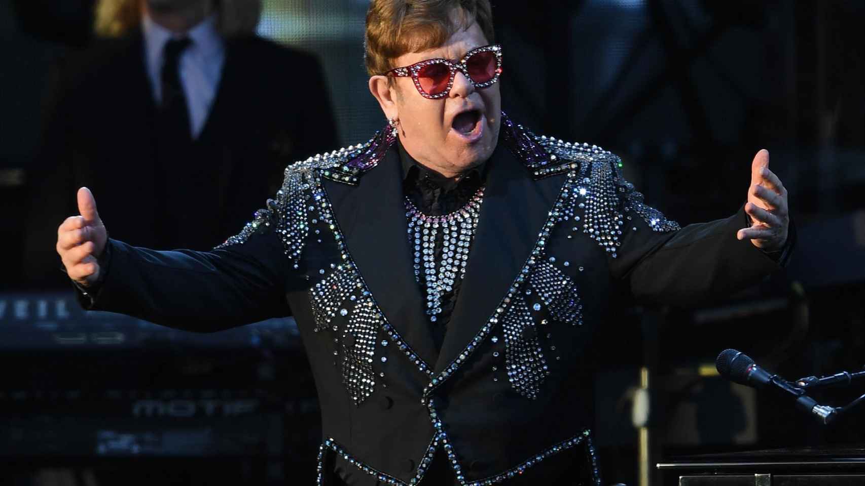 El cantante Elton John, que ha tenido que posponer sus conciertos en Barcelona, durante un 'show' / ARCHIVO