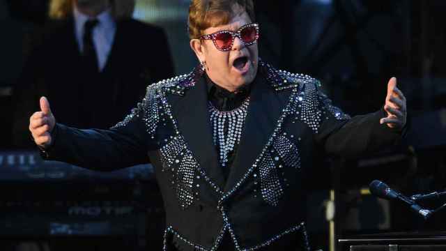 El cantante Elton John, que ha tenido que posponer sus conciertos en Barcelona, durante un 'show' / ARCHIVO