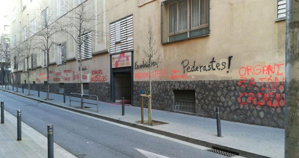 Pintadas de pederastas y encubridores en el colegio Maristas de Les Corts / MANUEL BARBERO / CG