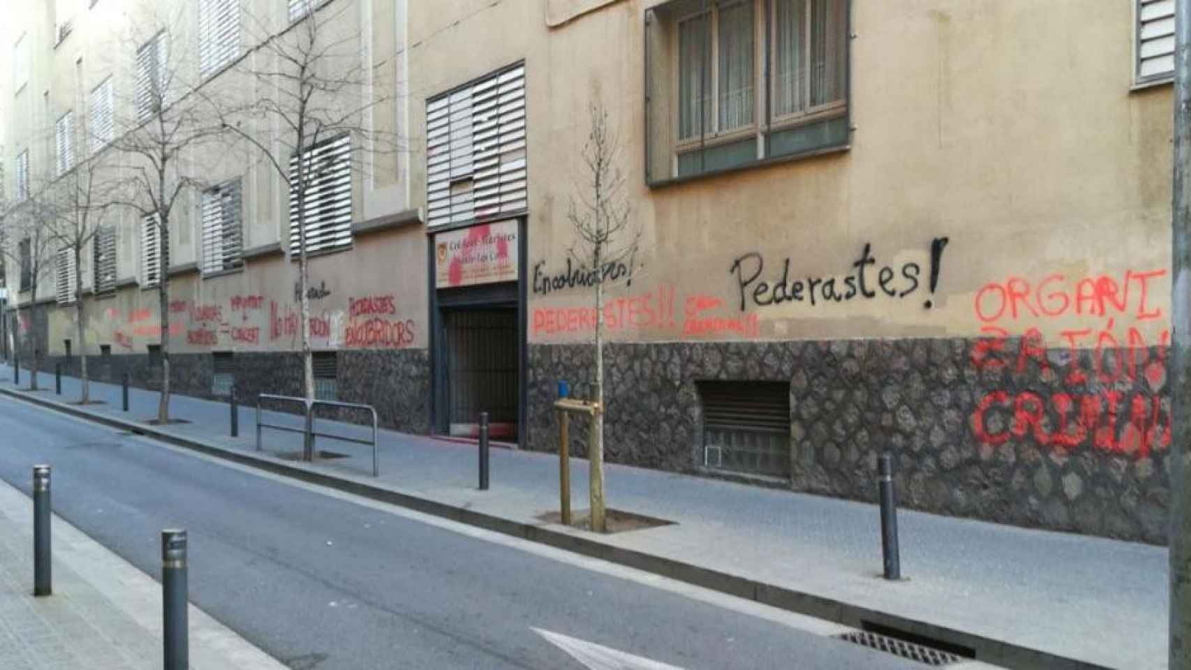 Pintadas de pederastas y encubridores en el colegio Maristas de Les Corts / MANUEL BARBERO / CG