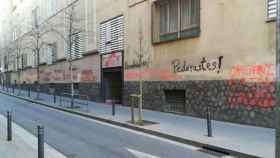 Pintadas de pederastas y encubridores en el colegio Maristas de Les Corts / MANUEL BARBERO / CG