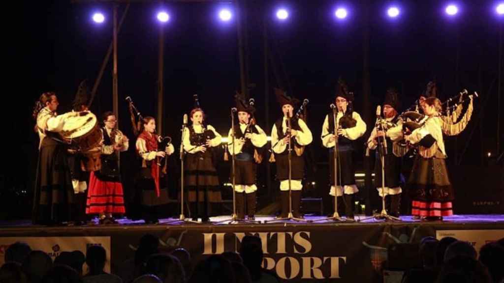 Una actuación folklórica en una edición anterior del festival 'Nits al Port de Badalona' / AY. DE BADALONA