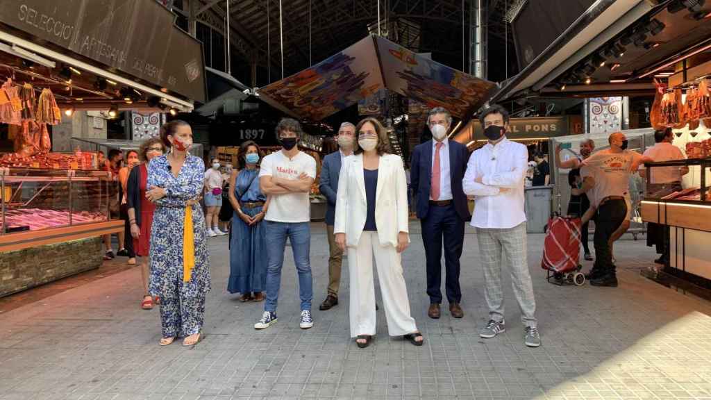 Ada Colau, Jaume Collboni, Eduard Torres, Marian Muro, Samantha Vallejo-Nájera, Pepe Rodríguez y Jordi Cruz durante la presentación de la grabación de 'Masterchef Celebrity' en el mercado de La Boquerí