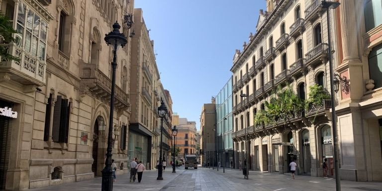 El portal de l'Àngel, prácticamente vacío minutos antes de que abran las tiendas durante las rebajas / V.M.