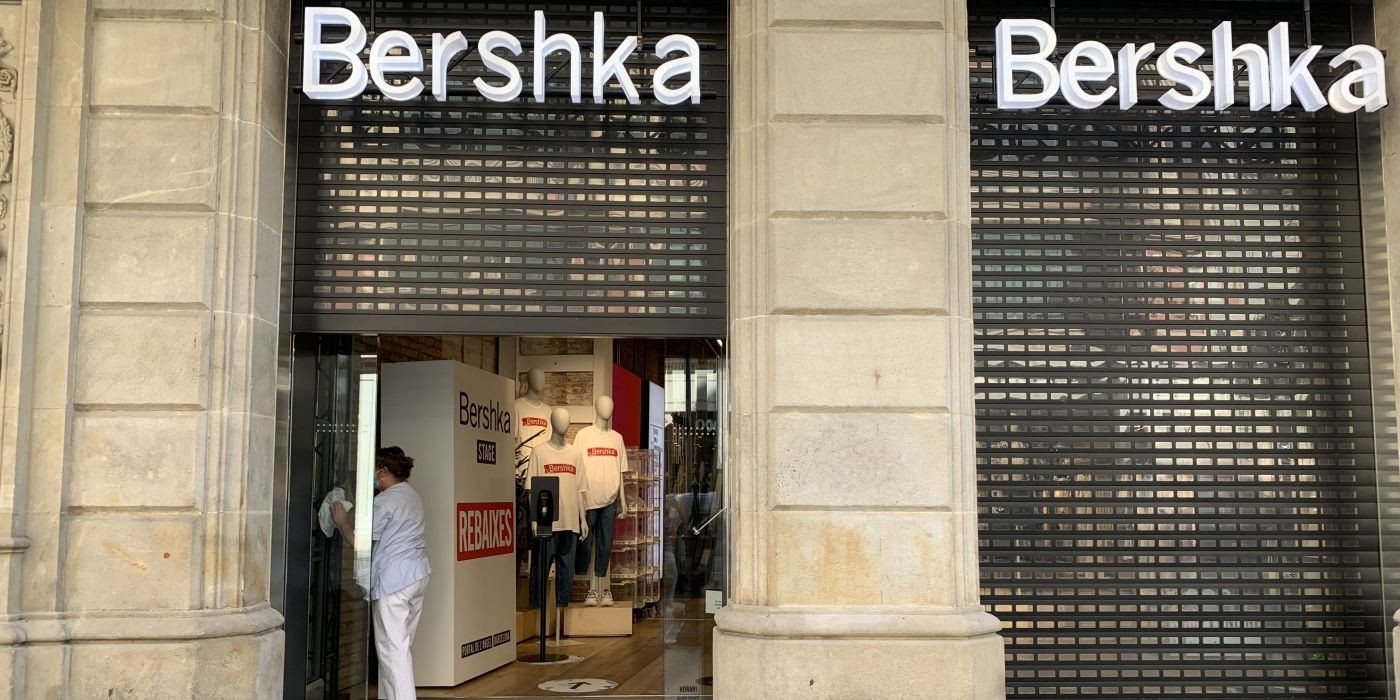 Una empleada de la limpieza desinfectando una tienda antes de su apertura / V.M.