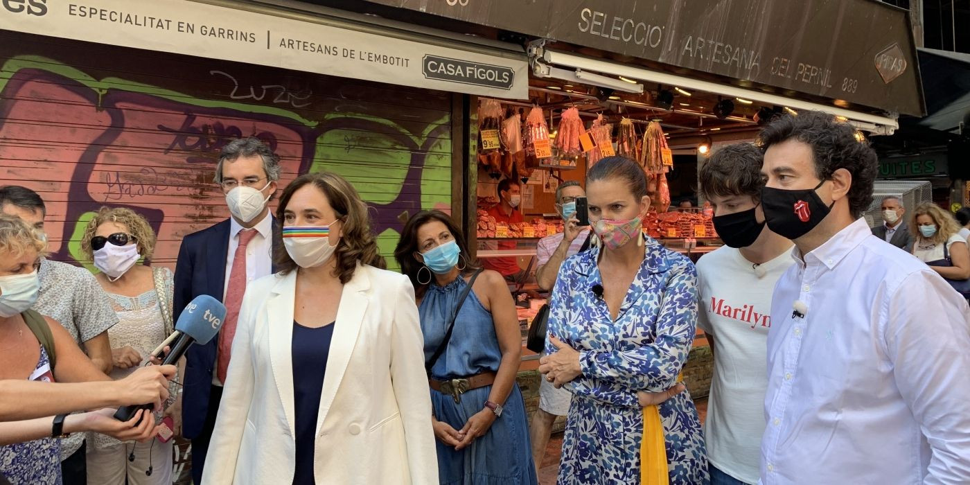 Ada Colau, Eduard Torres, Marian Muro, Samantha Vallejo-Nájera, Pepe Rodríguez y Jordi Cruz durante la presentación de la grabación de 'Masterchef Celebrity' en el mercado de La Boquería / V.M.