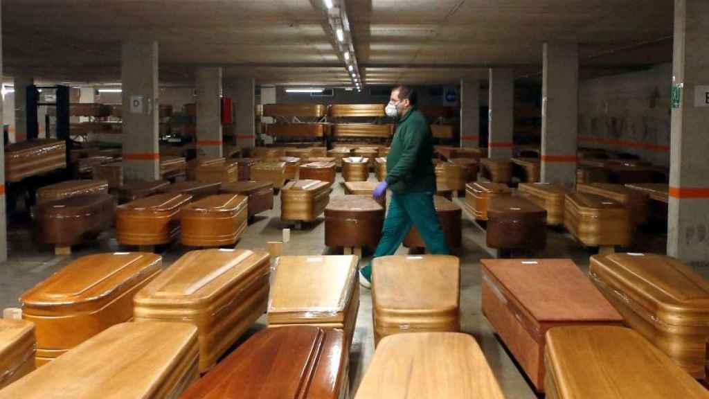 Muertes en Barcelona: el aparcamiento del tanatorio de Collserola, lleno de ataúdes, en plena pandemia del coronavirus / EFE - QUIQUE GARCÍA