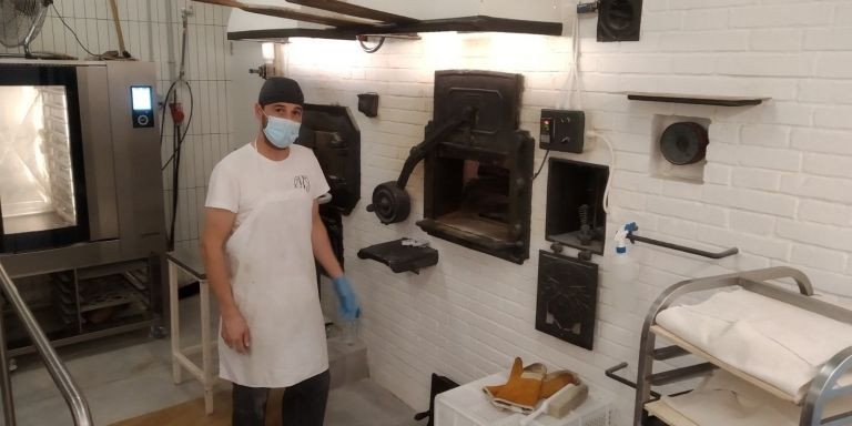 El pastelero Andreu Bayó junto al horno de la pastelería Brunells / JORDI SUBIRANA