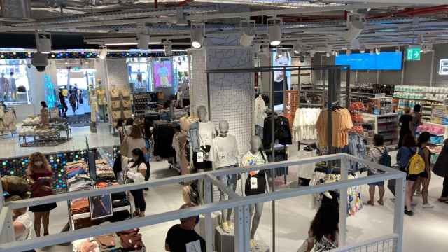 Interior de la macrotienda de Primark de plaza Cataluña / M.A