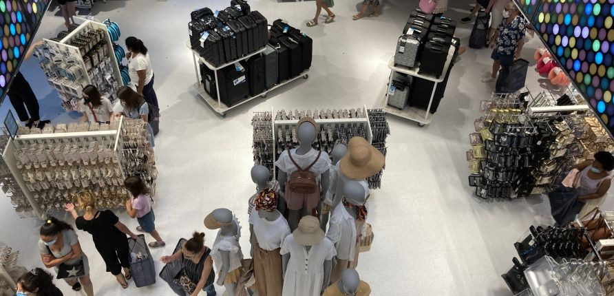 Interior de la macrotienda de Primark, situada en plaza Cataluña / M.A