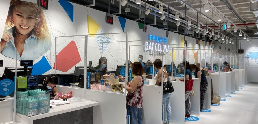 Cajeros para pagar en la nueva tienda de Primark en plaza Cataluña / M.A