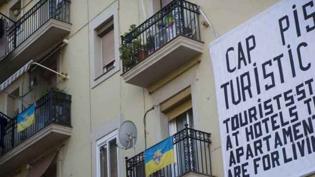 Cartel contra los pisos turísticos en Barcelona / ARCHIVO - TWITTER