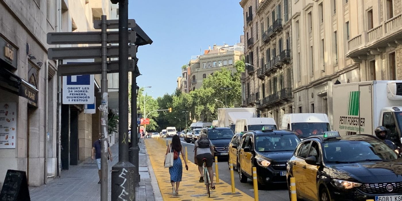 Una peatona y un ciclista utilizando a la vez el carril amarillo de la via Laietana en su parte más ancha / V.M.